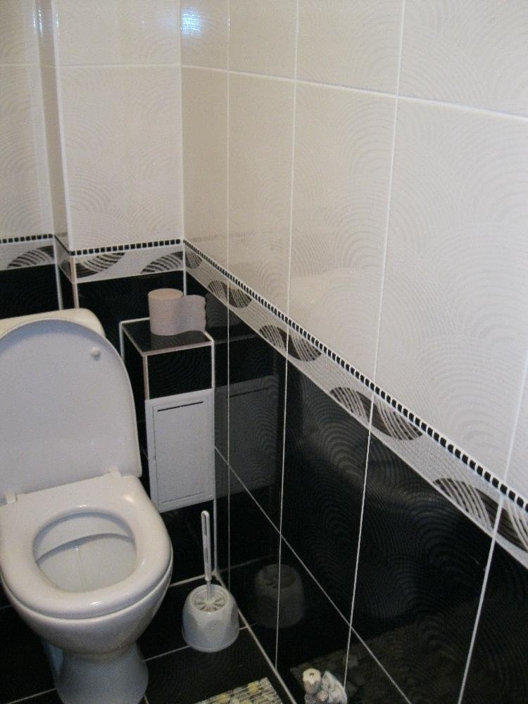 Intérieur des toilettes en noir et blanc