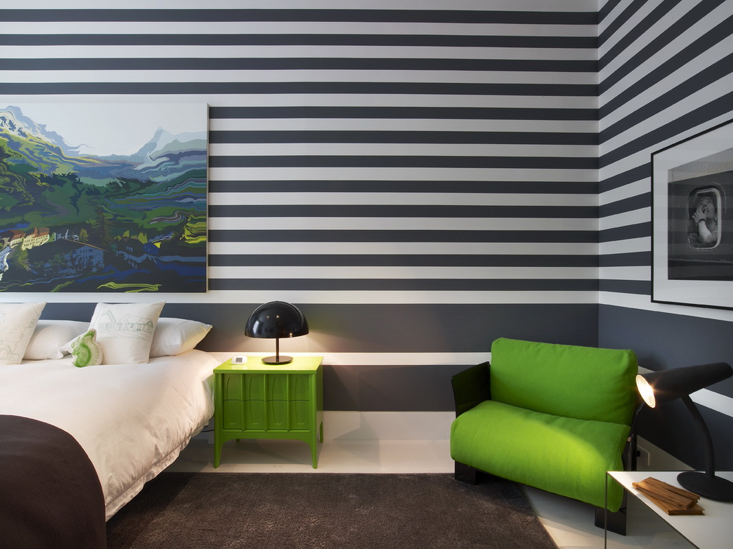 yatak odası tasarımı 12 metrekare çizgili duvar kağıdı