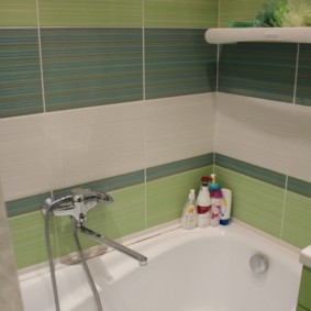 Jubin seramik berwarna-warni di dalam bilik mandi