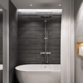 Weißes Bad in Räumen mit grauen Fliesen.
