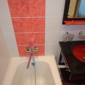 Mezclador de azulejos rosa en el baño