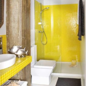 Sárga csempe egy modern fürdőszobában