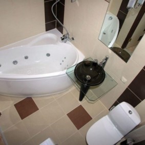 Kompakti kylpyhuone kontrastisilla kalusteilla