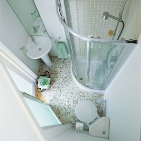 Négyzet alakú fürdőszoba belső
