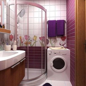 Violetiniai rankšluosčiai ant vonios sienos