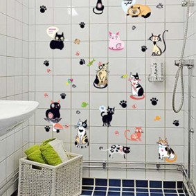 Dekorasyon ang mga sticker ng dingding sa banyo