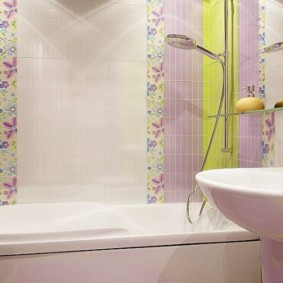 Kapea laatta yhdistetyn kylpyhuoneen seinälle