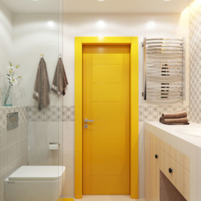 Porte jaune dans une salle de bain blanche