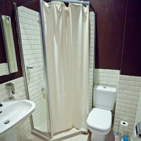 Bức tường màu tím sẫm trong phòng tắm của Khrushchev