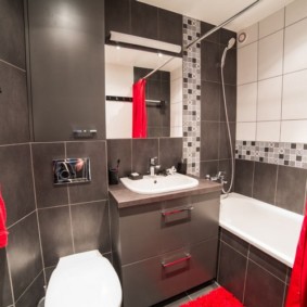 Rideau rouge dans la salle de bain avec des murs sombres