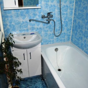 Carrelage bleu sur le mur de la salle de bain