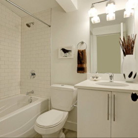 Lavabo blanc dans une petite salle de bain