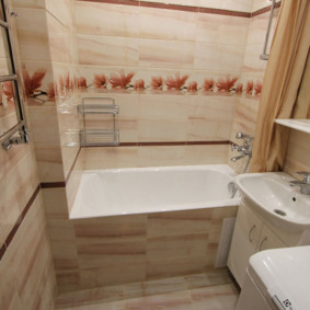Porte-serviettes chauffant au mur dans la salle de bain