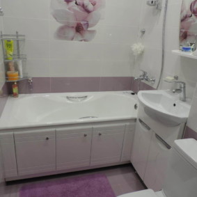 Moderna vannas istaba paneļu mājā