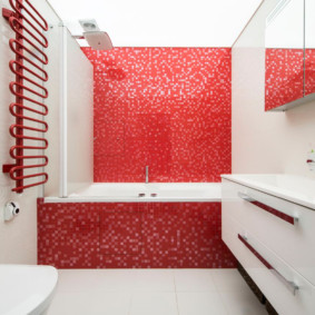 Conception de salle de bain dans des couleurs rouges et blanches