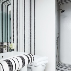 Mosaïque en noir et blanc dans une salle de bain de style moderne
