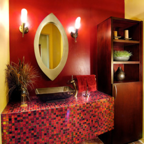 Mur rouge dans la salle de bain de style oriental