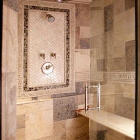Cabine de douche dans la salle de bain d'une maison de campagne