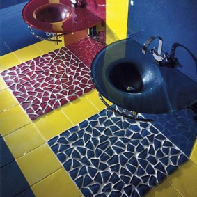 Tapis de mosaïque sur le sol de la salle de bain