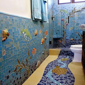 Piste en mosaïque sur le sol de la salle de bain
