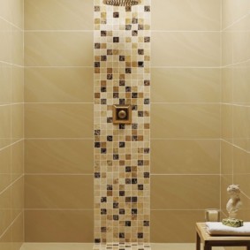Arrosoir douche sur fond de mosaïque en céramique