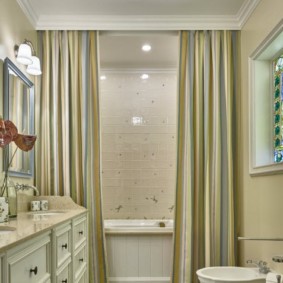 חדר אמבטיה מעוצב עם וילונות מפוספסים