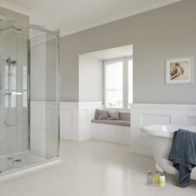 Salle de bain spacieuse avec sol blanc