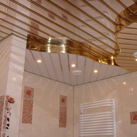 Çıtalı PVC panellerden yapılmış iki seviyeli tavan