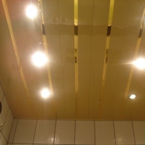 الإضاءة في الحمام مع سقف الرف
