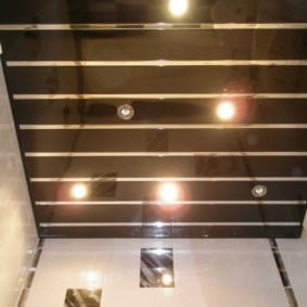 قضبان المرآة على السقف في الحمام