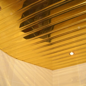 السقف الذهبي في الحمام الحديث