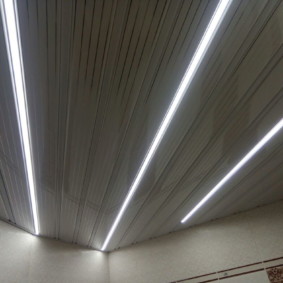 أشرطة الإضاءة على السقف المغطى بألواح