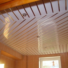 بطانة سقف قطري في الحمام