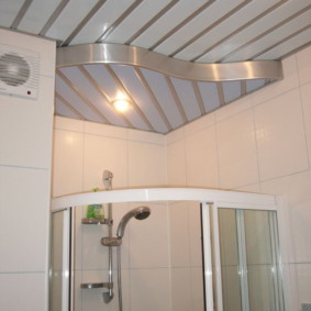 التقسيم الحمام مع طلاء السقف