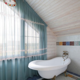 الاستحمام في غرفة مع ستارة شفافة