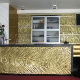 Mutfağın iç kısmındaki tasarımcı panelleri