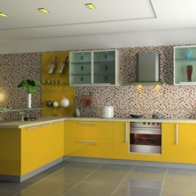 Fațade galbene ale unui set de bucătărie