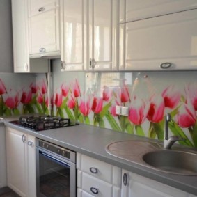 Tulipes roses sur un tablier de cuisine