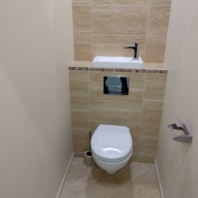 Espace pour un lavabo dans une petite toilette