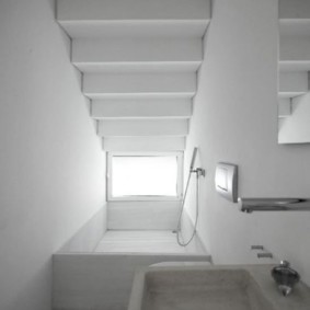 Salle de bain étroite sous les escaliers dans une maison privée