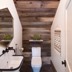 Panneaux en bois au plafond des toilettes