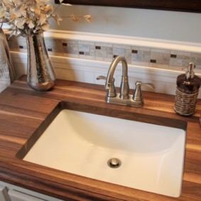 Mặt bàn bằng gỗ trong phòng tắm