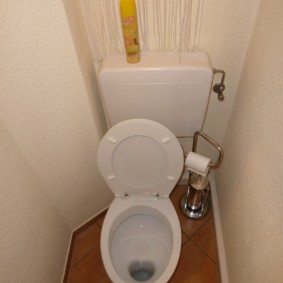 Yükseltilmiş kompakt tuvalet kapağı