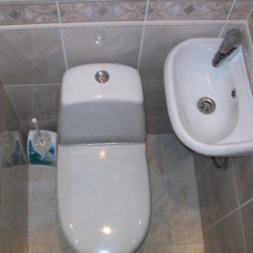 Petit lavabo avec mitigeur compact