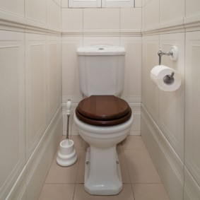 Couvercle en bois sur une toilette blanche