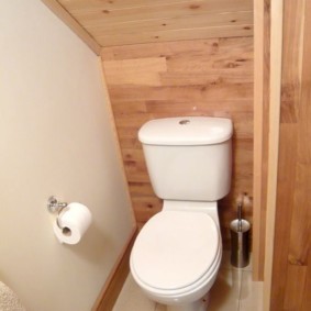 Kết thúc bằng gỗ của một nhà vệ sinh nhỏ