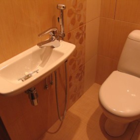 Évier de toilette étroit avec douche hygiénique