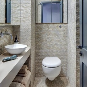Banyo duvarındaki seramik mozaik