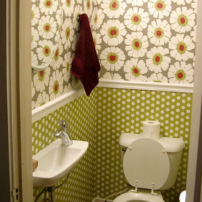 Wallpaper in the interior of a small toilet