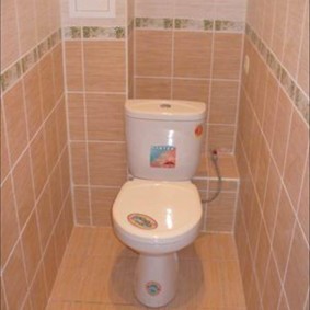 Modèle de toilette au sol compact